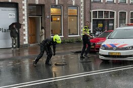 Taxi crasht door losgeraakte putdeksel tijdens noodweer in Haarlem