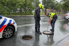 Taxi crasht door losgeraakte putdeksel tijdens noodweer in Haarlem