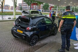 Weer auto door hekwerk bij de Europaweg in Haarlem