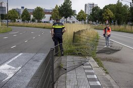 Weer auto door hekwerk bij de Europaweg in Haarlem