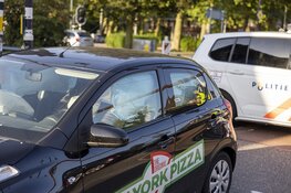 Pizzabezorgster botst achterop auto op de Heemsteedse Dreef