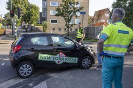 Pizzabezorgster botst achterop auto op de Heemsteedse Dreef