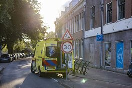 Jonge dame op scooter aangereden door auto op Raamvest in Haarlem