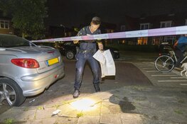 Explosie en vlammen bij auto in Van Oosten de Bruijnstraat in Haarlem