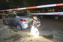 Explosie en vlammen bij auto in Van Oosten de Bruijnstraat in Haarlem