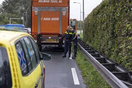 Vrachtwagen botst tegen zijkant van personenwagen
