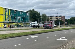 Rolstoelbusje komt vast te zitten: brandweer helpt