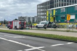 Rolstoelbusje komt vast te zitten: brandweer helpt