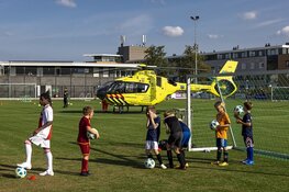Traumahelikopter landt tijdens training op voetbalveld in Haarlem