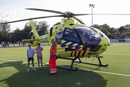 Traumahelikopter landt tijdens training op voetbalveld in Haarlem