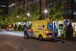 Fietser hard ten val op het Stationsplein in Haarlem