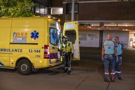 Fietser hard ten val op het Stationsplein in Haarlem