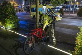 Fietser hard ten val op het Stationsplein in Haarlem
