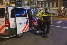 Fietser hard ten val op het Stationsplein in Haarlem