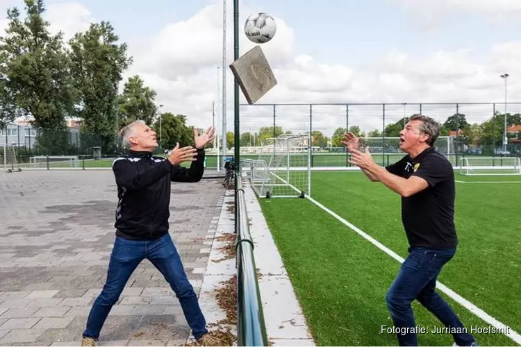 Voetballen op een koel veld