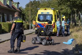 Man op scootmobiel lelijk ten val op de Vondelweg in Haarlem