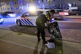 Automobilist knalt tegen portier van taxi en gaat er vandoor