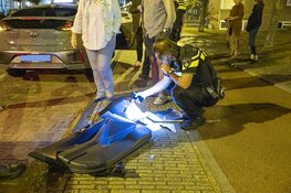 Automobilist knalt tegen portier van taxi en gaat er vandoor