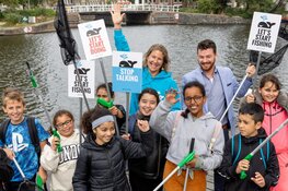 Vele Haarlemse handjes op pad voor een plasticvrije gracht èn stoep