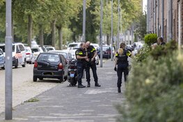 Agenten in kogelwerende vesten op de Jan Gijzenkade
