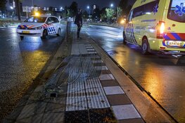 Weer auto door hekwerk op de Europaweg in Haarlem