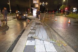 Weer auto door hekwerk op de Europaweg in Haarlem