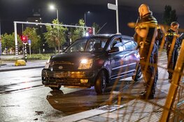 Weer auto door hekwerk op de Europaweg in Haarlem
