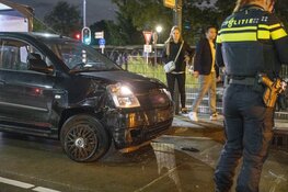 Weer auto door hekwerk op de Europaweg in Haarlem