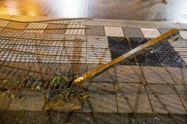 Weer auto door hekwerk op de Europaweg in Haarlem