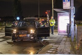 Weer auto door hekwerk op de Europaweg in Haarlem
