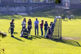 Jongetje met knie vast in spijl van goal in Bennebroek