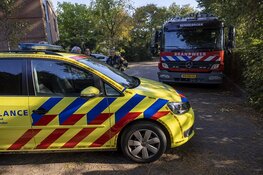 Jongetje met knie vast in spijl van goal in Bennebroek