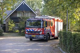Jongetje met knie vast in spijl van goal in Bennebroek