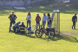 Jongetje met knie vast in spijl van goal in Bennebroek