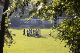 Jongetje met knie vast in spijl van goal in Bennebroek