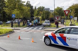 Fietsster gewond na aanrijding door busje op rotonde in Haarlem