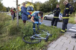 Fietsster gewond na aanrijding door busje op rotonde in Haarlem