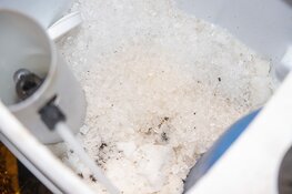 Politie en brandweer in actie na vondst van box met kristallen