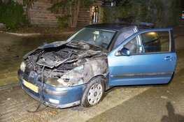 Auto zwaar beschadigd na brand aan de Cearalaan in Overveen