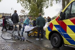 Oudere vrouw gewond na botsing met auto op de Westergracht