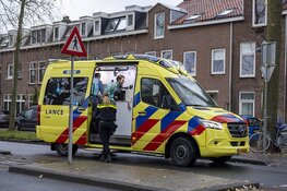 Oudere vrouw gewond na botsing met auto op de Westergracht