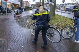 Oudere vrouw gewond na botsing met auto op de Westergracht