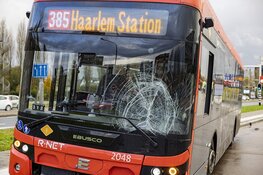 Schade bij botsing tussen bus en scooter in Haarlem