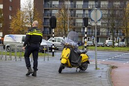 Schade bij botsing tussen bus en scooter in Haarlem