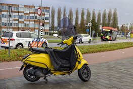 Schade bij botsing tussen bus en scooter in Haarlem