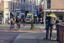 Voetganger op zebrapad in centrum Haarlem geschept door laagstaande zon