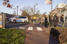 Voetganger op zebrapad in centrum Haarlem geschept door laagstaande zon