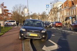 Voetganger op zebrapad in centrum Haarlem geschept door laagstaande zon
