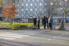 Voetganger op zebrapad in centrum Haarlem geschept door laagstaande zon