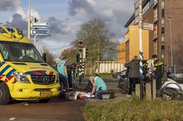 Fietsster gewond na botsing met scooter op de Zijlweg in Haarlem